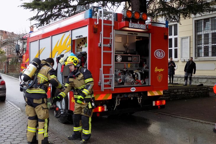 Izvor: https://www.glasistre.hr/istra/2025/02/14/u-skoli-insceniran-pozar-intervenirali-vatrogasci-i-hitna-983511#google_vignette